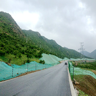 公路沿线修复前效果.jpg